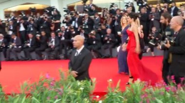 Yerçekimi Bullock Clooney Cuaron Venedik kırmızı halı