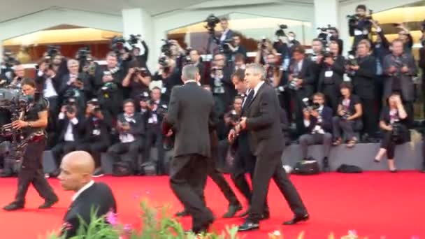 Gravidade Bullock Clooney Cuaron Veneza tapete vermelho — Vídeo de Stock