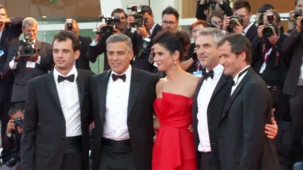 Grawitacja Bullock Clooney Cuaron Wenecja czerwony dywan — Wideo stockowe