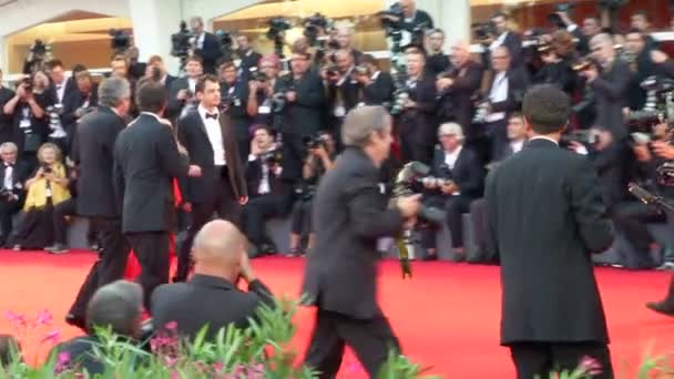 Zwaartekracht Bullock Clooney Cuaron Venetië red carpet — Stockvideo