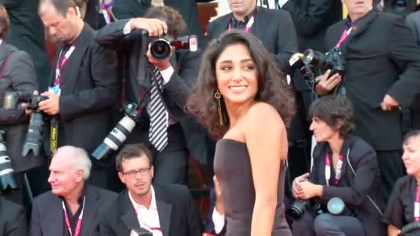 Golshifteh Farahani červený koberec — Stock video