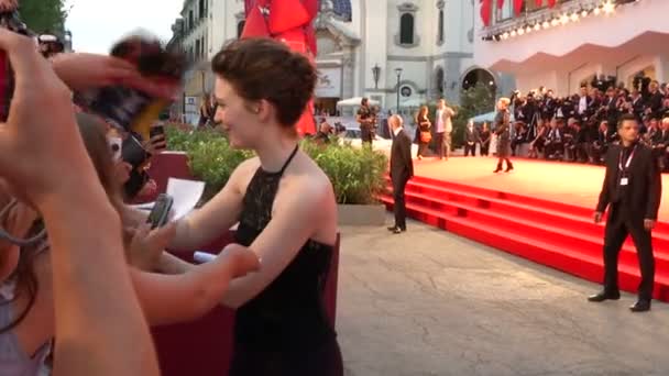 Mia Wasikowska vörös szőnyegen — Stock videók