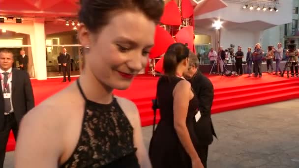 Mia Wasikowska alfombra roja — Vídeos de Stock