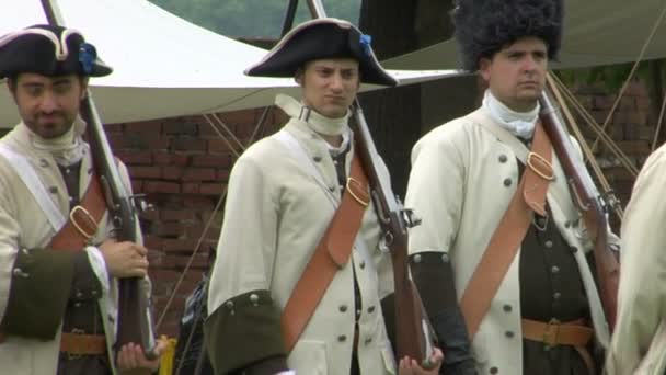 Desportes infanterie tijdens een re-enactment van Negenjarige Oorlog in Piemonte-Savoye — Stockvideo