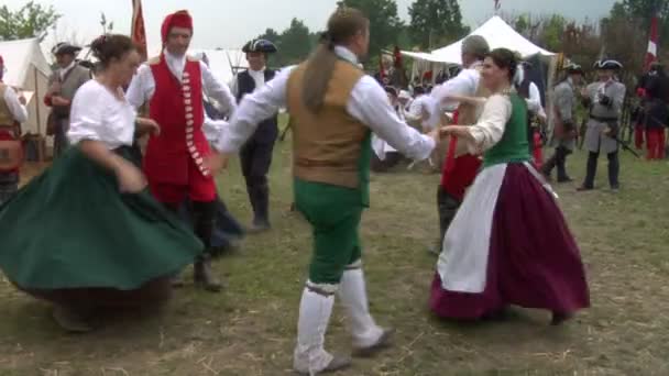 Dança acampamento durante uma reencenação da Guerra dos Nove Anos em Piemonte-Saboia — Vídeo de Stock