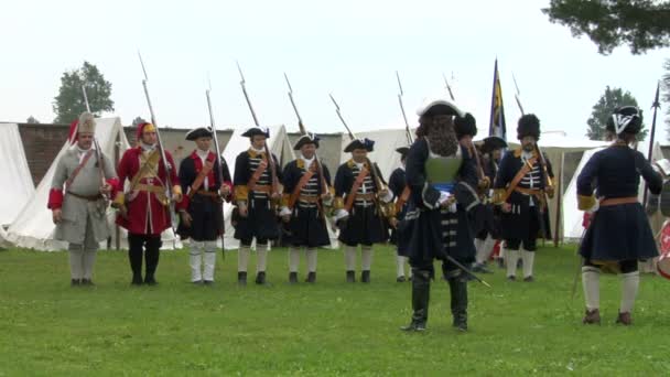 Kalbermatten infanterie tijdens een re-enactment van Negenjarige Oorlog in Piemonte-Savoye — Stockvideo