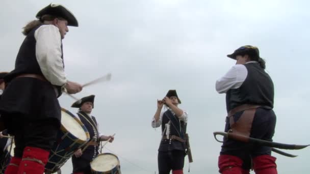 Militär trumma under en reenactment av nio år kriger i Piemonte-Savoyen — Stockvideo