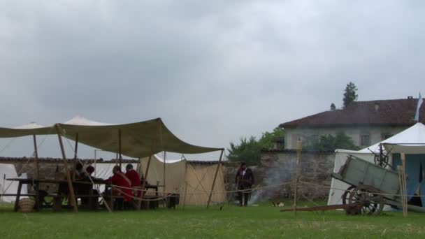 Militärläger under en reenactment av nio år kriger i Piemonte-Savoyen — Stockvideo