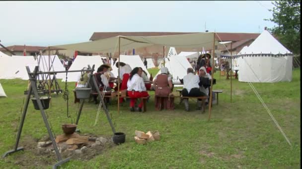Campement militaire lors d'une reconstitution de la guerre de neuf ans en Piémont-Savoie — Video