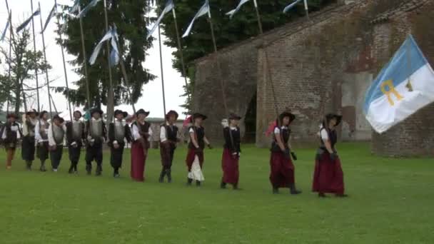 피에몬테-사보이에서 9년 전쟁 재연 중 옥시탄 보병 — 비디오