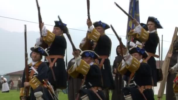 Infantería savoya disparando — Vídeos de Stock