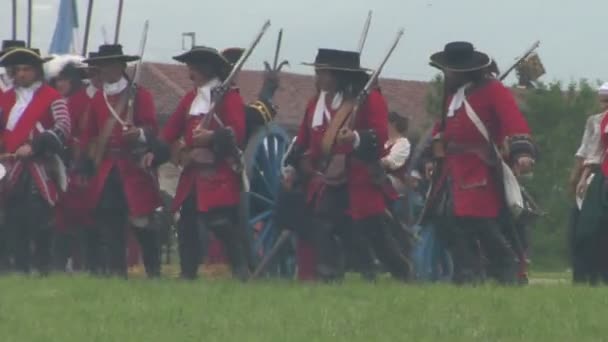 Infantería savoya disparando — Vídeo de stock