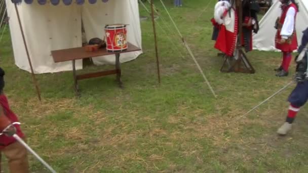 Sword fight during a reenactment of Nine Years' War in Piedmont-Savoy — Stock Video