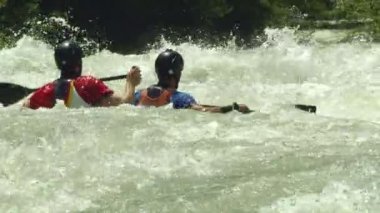 adam Tek Kişilik ağır çekim Kano wildwater