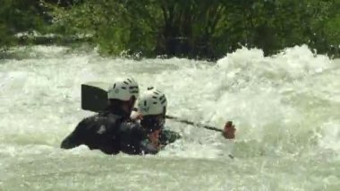 adam Tek Kişilik ağır çekim Kano wildwater