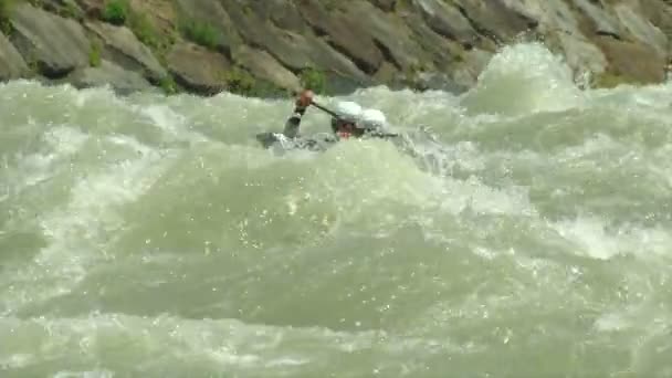 Wildwasserkanufahrer Mann doppelt in Zeitlupe — Stockvideo