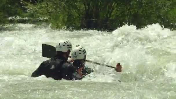 Wildwater Kanovaren man dubbele Slowmotion — Stockvideo