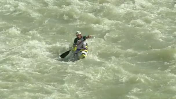 Wildwater canoeing man slow motion — Stockvideo