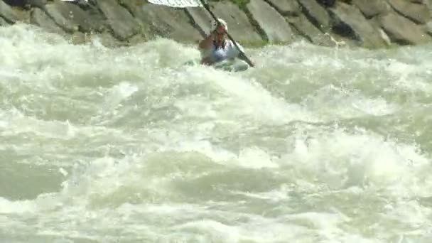 Wildwater canoeing man slow motion — ストック動画