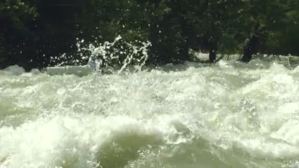 Hombre de piragüismo de agua salvaje cámara lenta — Vídeo de stock