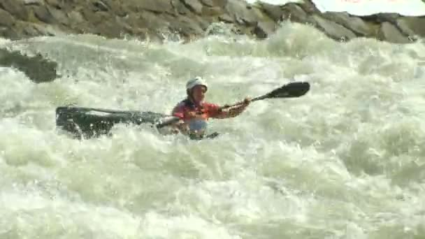 Mulher canoagem de água selvagem — Vídeo de Stock