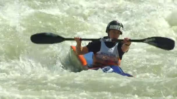 Canoa wildwater donna rallentatore — Video Stock