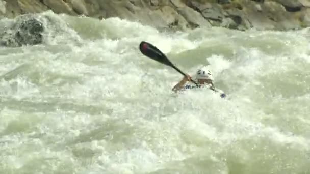 Canoagem de água selvagem mulher câmera lenta — Vídeo de Stock