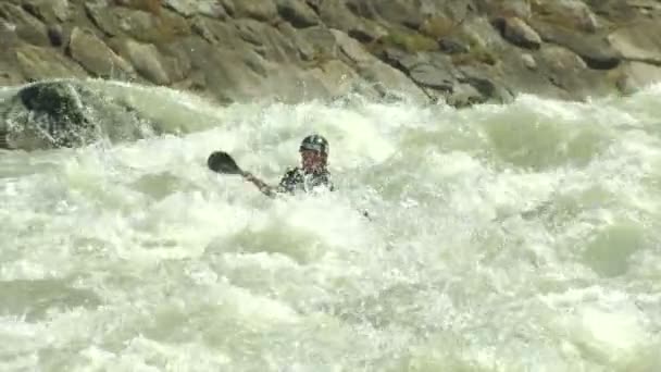 Canoa wildwater donna rallentatore — Video Stock