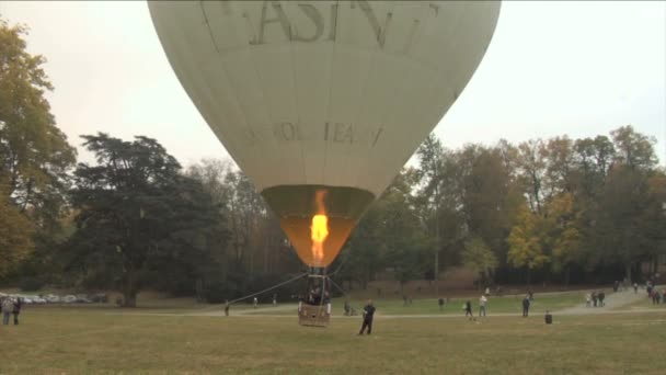 Hőlégballonok a léggömb-fesztivál alatt — Stock videók