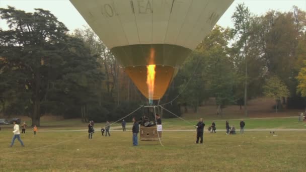 Ballonnen met warme lucht tijdens een ballonfestival — Stockvideo