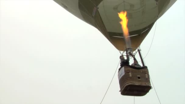 Hőlégballonok a léggömb-fesztivál alatt — Stock videók