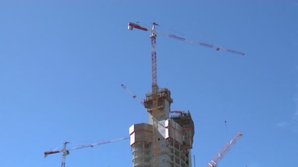 Décalage d'un bâtiment moderne en construction — Video