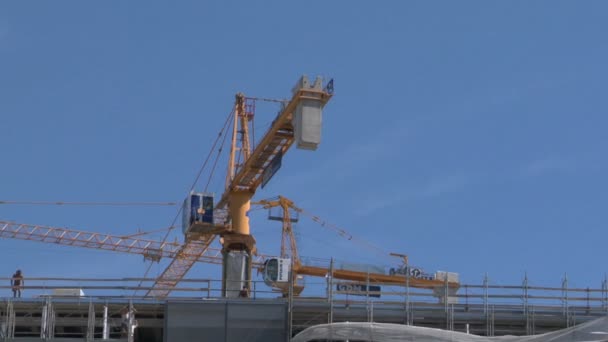 Une grue de construction à Milan, Italie — Video