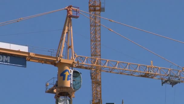 Una grúa de construcción en Milán, Italia — Vídeo de stock