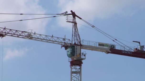 Bir inşaat vinç, Milano, İtalya — Stok video