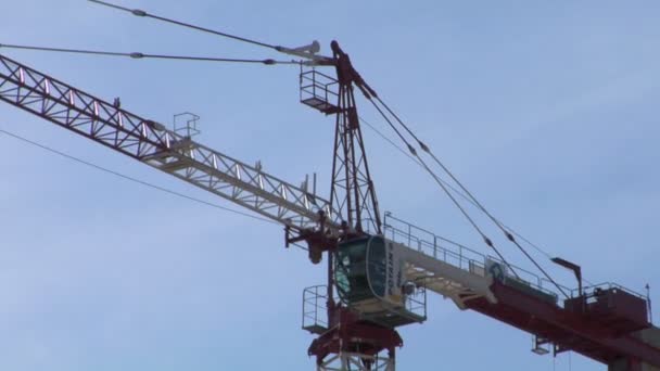 Une grue de construction à Milan, Italie — Video