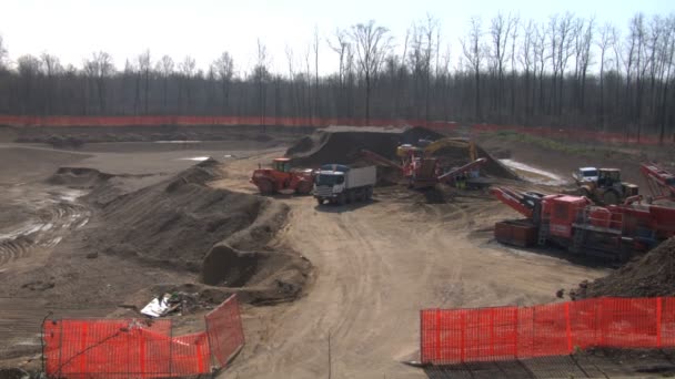 挖掘机和一处建筑工地的施工机械 — 图库视频影像