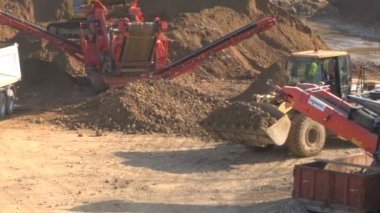 Buldozer boşaltma toprak ve taş inşaat sahasında