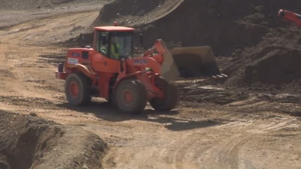 Spychacz rozładunku gleby i kamień w budowie — Wideo stockowe