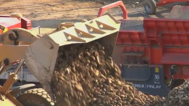 Buldozer vykládku zeminy a kamene na staveništi — Stock video