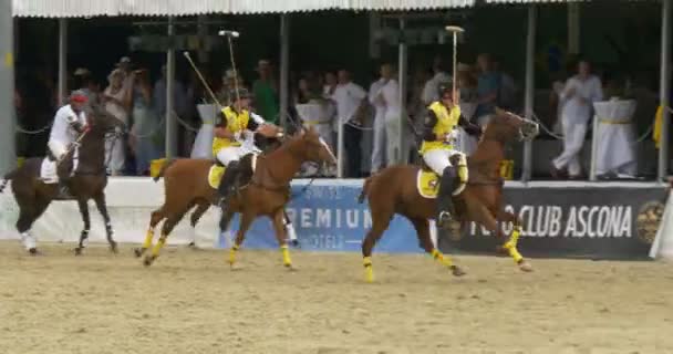 Giocatori di polo durante una partita di polo alla Hublot Polo Cup il 17 luglio 2015 ad Ascona, Svizzera . — Video Stock