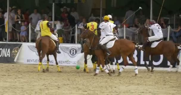 En Polo spelare faller ner under en Polo match på Hublot Polo Cup den 17 juli, 2015 i Ascona, Schweiz. — Stockvideo