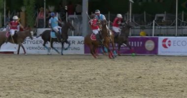 Polo oyuncular üzerinde 17 Temmuz 2015 Ascona, İsviçre Hublot Polo Cup polo maçında sırasında.