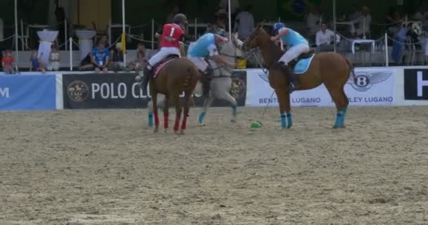 Jogadores de pólo durante uma partida de pólo na Hublot Polo Cup em 17 de julho de 2015 em Ascona, Suíça . — Vídeo de Stock