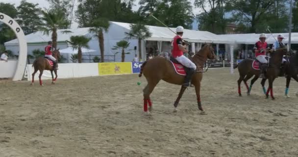 Jogadores de pólo durante uma partida de pólo na Hublot Polo Cup em 17 de julho de 2015 em Ascona, Suíça . — Vídeo de Stock