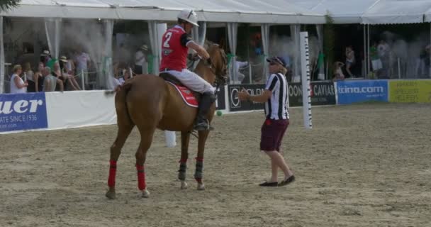 Jugadores de polo durante un descanso en la Hublot Polo Cup el 17 de julio de 2015 en Ascona, Suiza . — Vídeo de stock