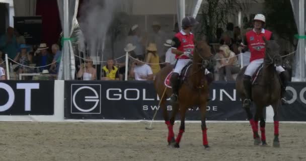 Giocatori di polo durante una pausa alla Hublot Polo Cup il 17 luglio 2015 ad Ascona, Svizzera . — Video Stock