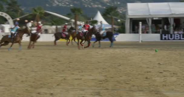 Jugadores de polo durante un partido de polo en la Hublot Polo Cup el 17 de julio de 2015 en Ascona, Suiza . — Vídeo de stock