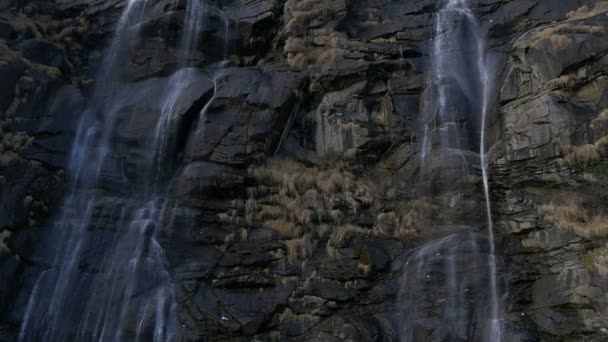 Cascada cascada en cámara lenta — Vídeos de Stock