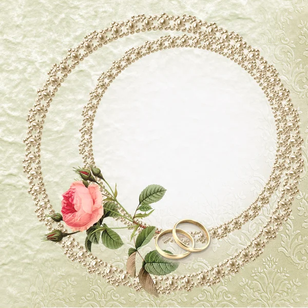 Svatební pozadí s růže, perly, snubní prsteny. — Stock fotografie